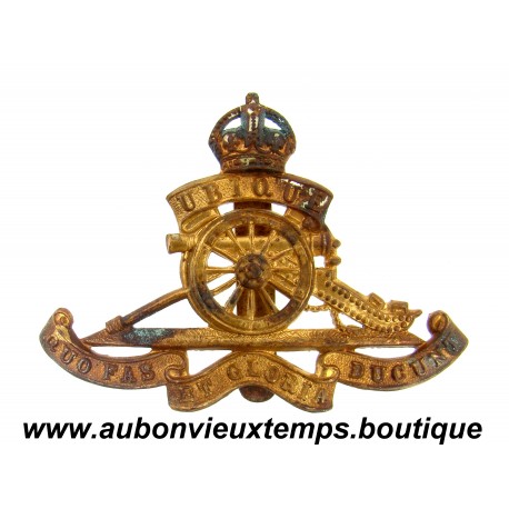 BADGE WWII de CASQUETTE ou de BERET en LAITON – MILITAIRE de l’ARTILLERIE ROYALE BRITANNIQUE de la PREMIERE GUERRE MONDIALE 