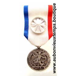 MEDAILLE de la FEDERATION NATIONALE des DECORES du TRAVAIL