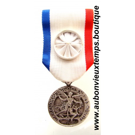 MEDAILLE de la FEDERATION NATIONALE des DECORES du TRAVAIL