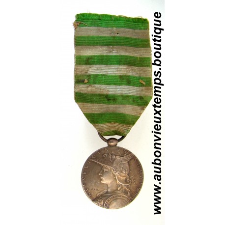 MEDAILLE Argent COMMEMORATIVE de la DEUXIME EXPEDITION à MADAGASCAR 1895 ( 1896 ) 