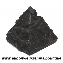 PYRAMIDE EGYPTIENNE en ROCHE BASALTIQUE