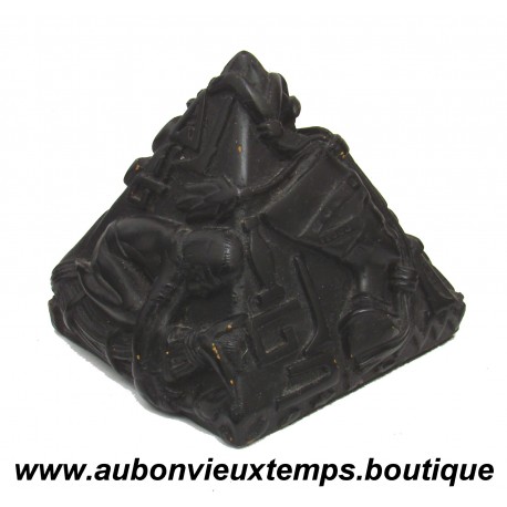 PYRAMIDE EGYPTIENNE en ROCHE BASALTIQUE