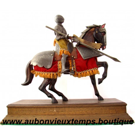 CHEVALIER MEDIEVAL avec CHEVAL en ARMURES